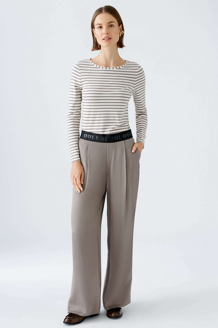 Femme portant le chandail à manches longues Sumiko avec rayures, coupe ajustée et encolure ronde, style épuré et intemporel.