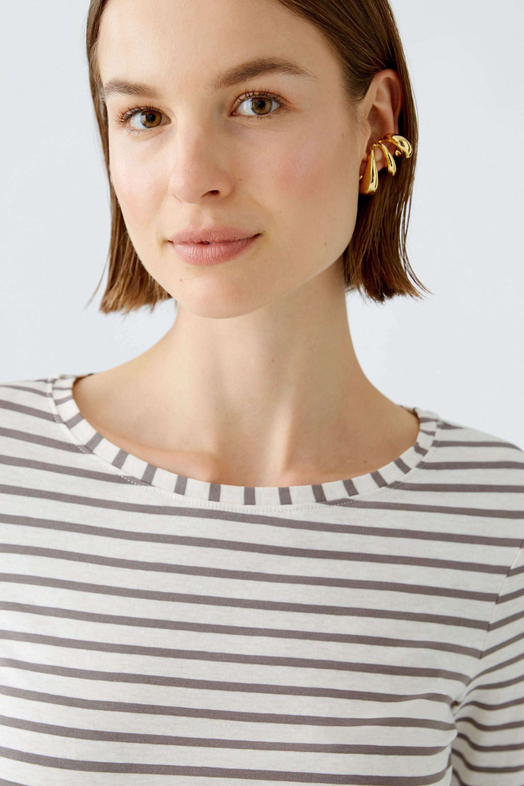 Femme portant le Chandail à manches longues Sumiko à rayures, coupe ajustée et encolure ronde, idéale pour un style épuré et quotidien.