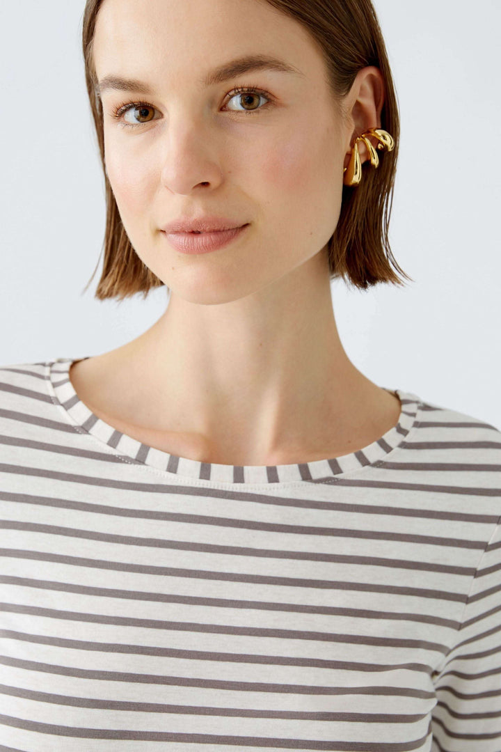 Femme portant le Chandail à manches longues Sumiko à rayures, coupe ajustée et encolure ronde, idéale pour un style épuré et quotidien.