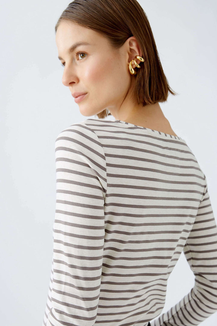 Chandail à manches longues Sumiko en rayures horizontales, coupe ajustée et tissu doux, vue de dos sur mannequin portant des boucles dorées.