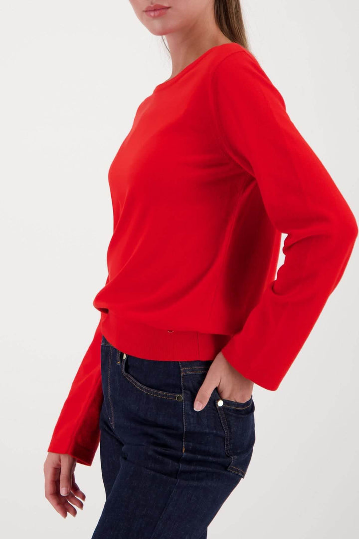 Chandail à manches longues col rond rouge, coupe droite, style intemporel, idéal pour un look décontracté et élégant.