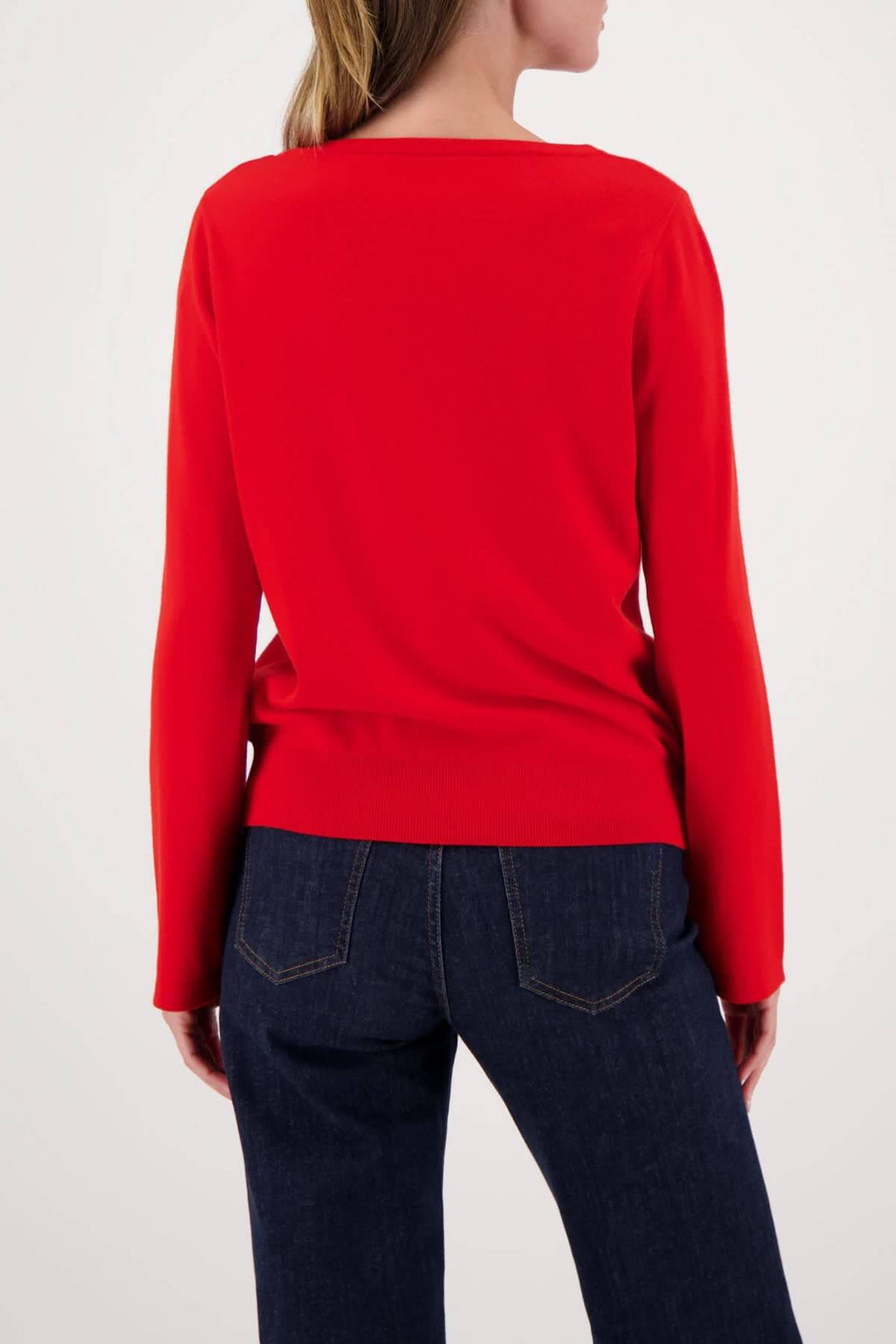 Chandail à manches longues col rond rouge, coupe droite, allure intemporelle, porté de dos avec un jean décontracté.
