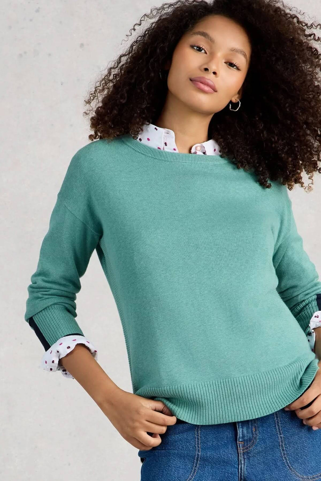 Chandail à manches longues et col rond Olive pour un style décontracté, parfait pour la garde-robe quotidienne.