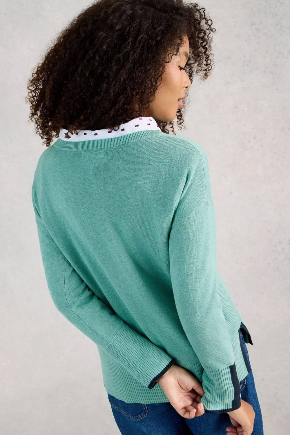 Chandail à manches longues et col rond Olive en maille avec finitions côtelées, porté par un modèle de dos, élégant et décontracté.