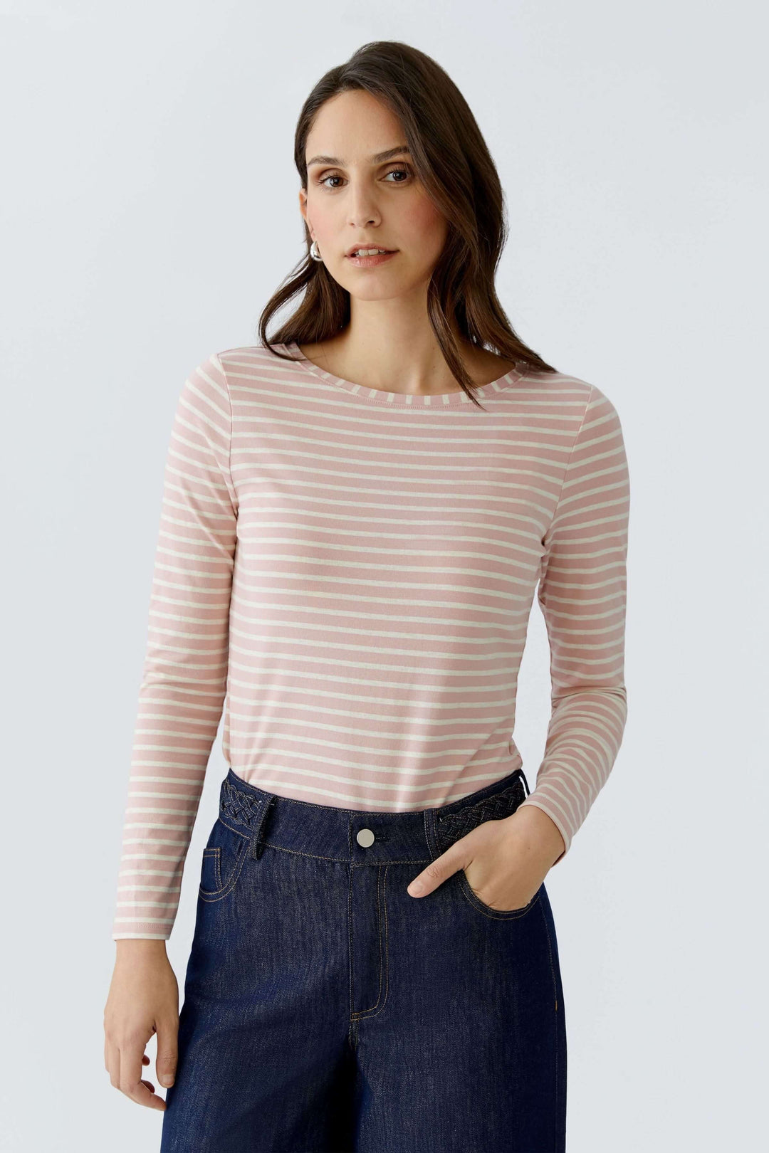 Femme portant un chandail à manches longues ligné rose avec encolure ronde et coupe droite, mode quotidienne