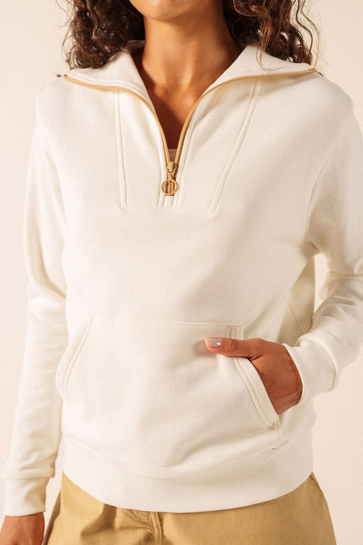 Chandail molletonné LOU avec demi-glissière contrastante, coudières surpiquées et poche kangourou pour un look sport-chic décontracté.