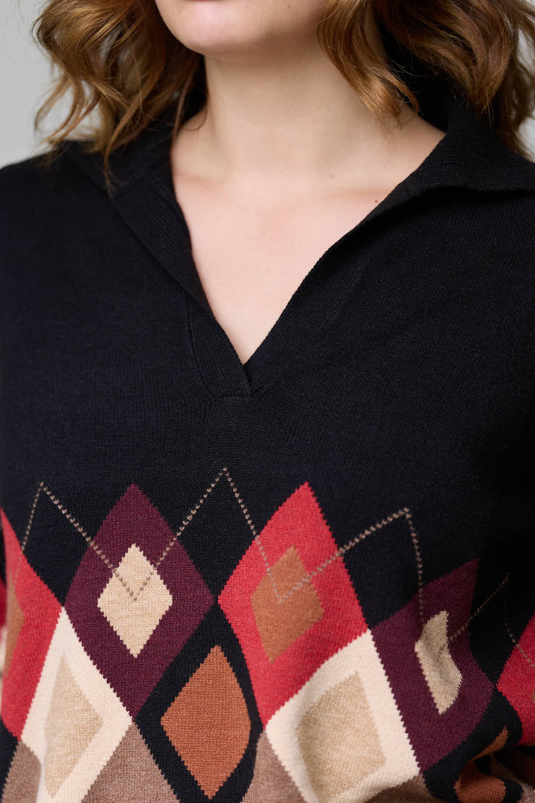 Chandail à motif losanges avec col ouvert, losanges multicolores, maille douce, col à revers, parfait pour la saison fraîche.