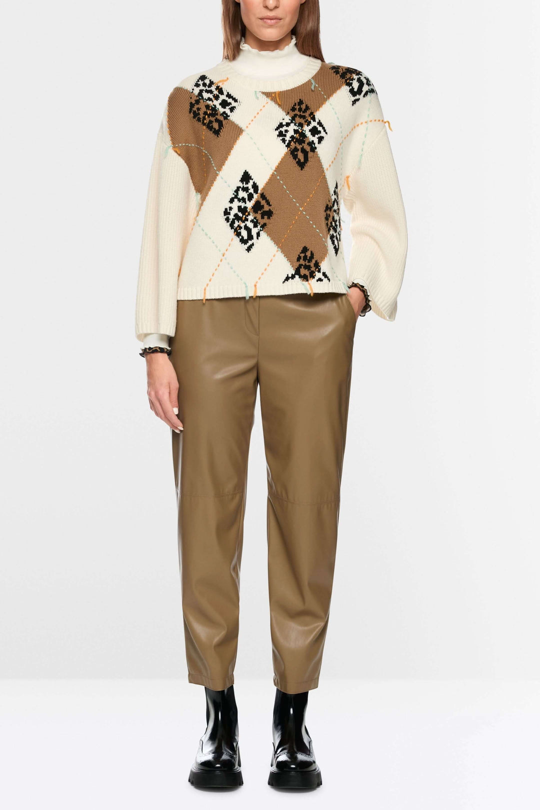 Chandail à motif losanges et accents léopard, col rond ample, style moderne et confortable, mode femme, saison froide.