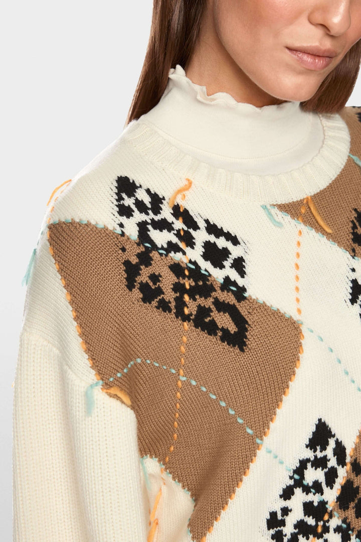 Chandail à motif losanges et accents léopard en mailles texturées avec détails modernes pour une élégance décontractée en saison froide.