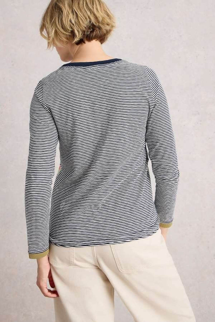 Vue arrière d'une personne portant un Chandail à motifs graphiques à manches longues à rayures contrastées en coton.