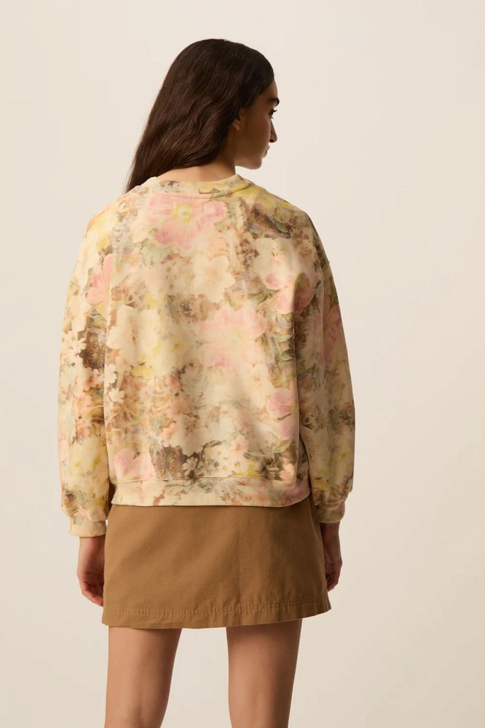 Chandail ouaté imprimé floral JOEME avec manches longues, coupe ample et design artistique pour un look moderne et féminin.