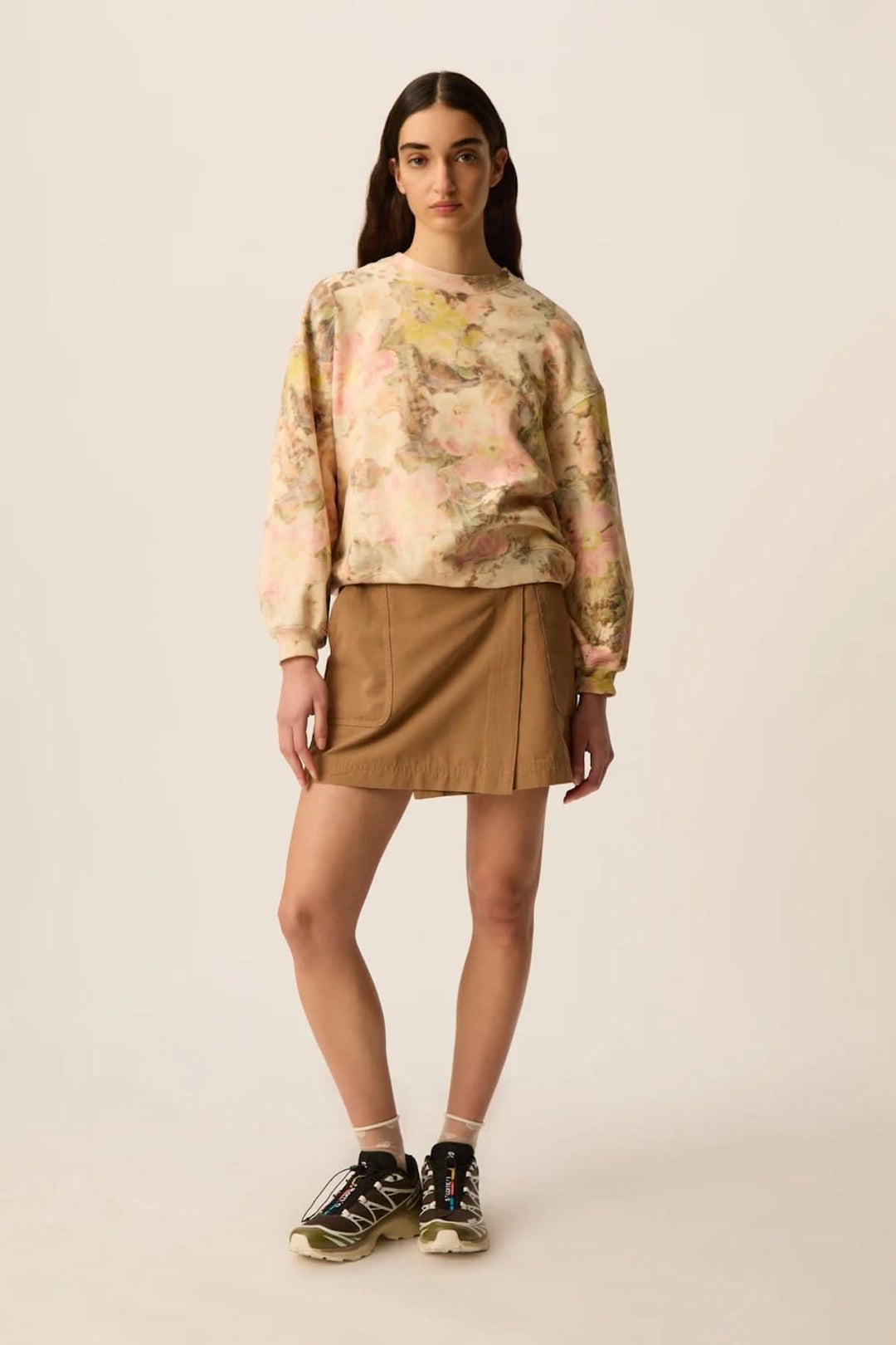 Chandail ouaté imprimé floral JOEME avec manches longues et coupe ample, porté avec une jupe beige pour un look décontracté et féminin.
