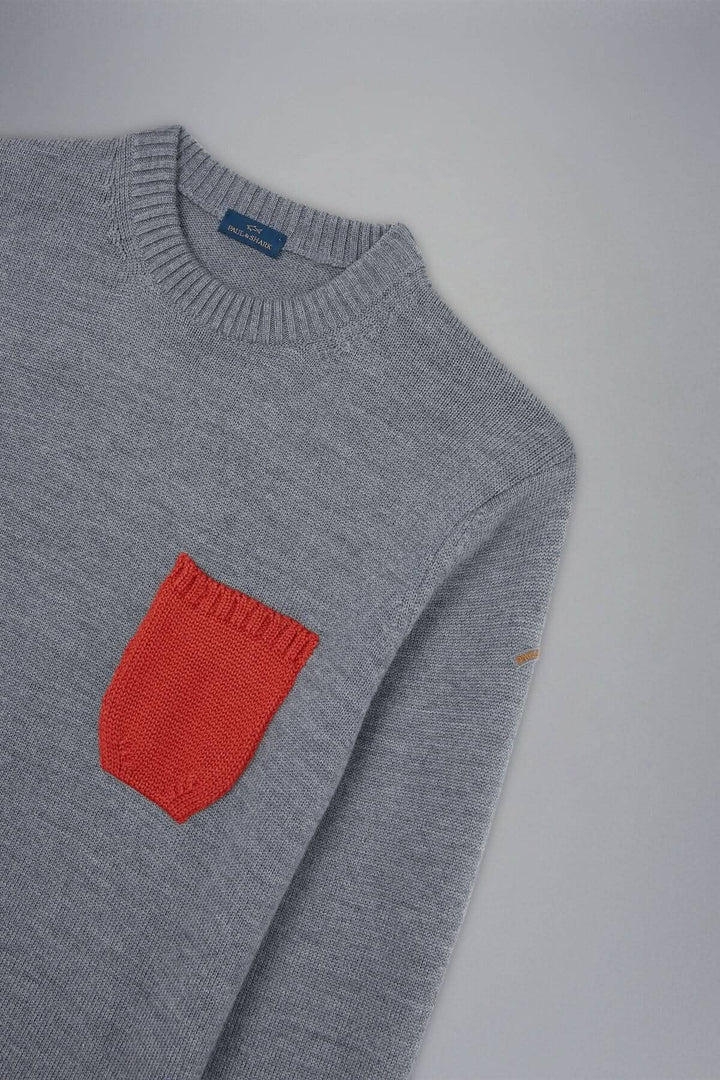 Pull gris clair avec poche orange contrastante, col rond classique et bords-côtes.