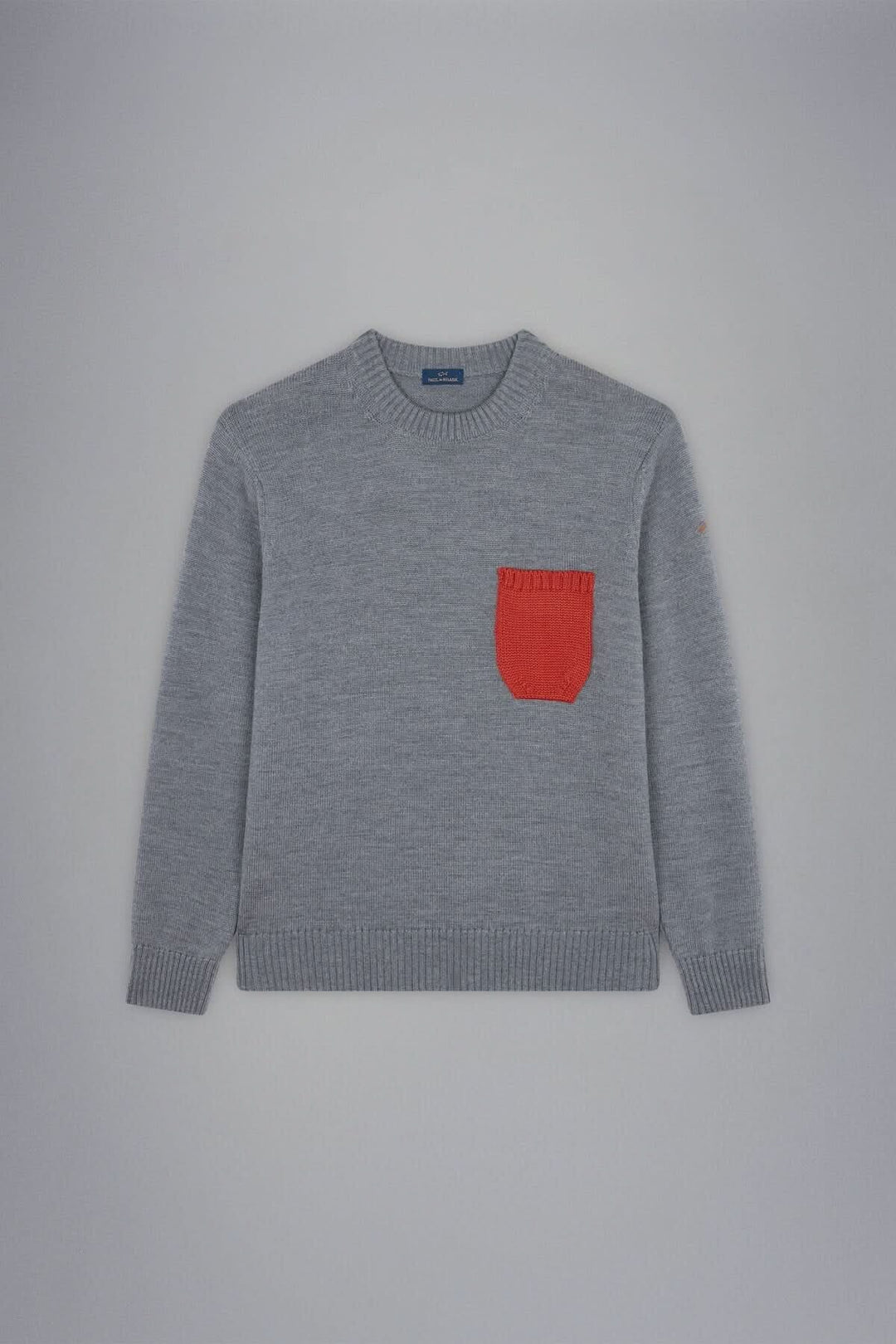 Pull gris clair avec poche orange contrastante, col rond et bords-côtes, parfait pour un look stylé.
