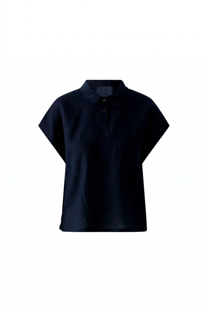 Chandail polo fluide à manches courtes, style moderne et épuré, en noir, avec col polo et manches larges pour confort quotidien français.
