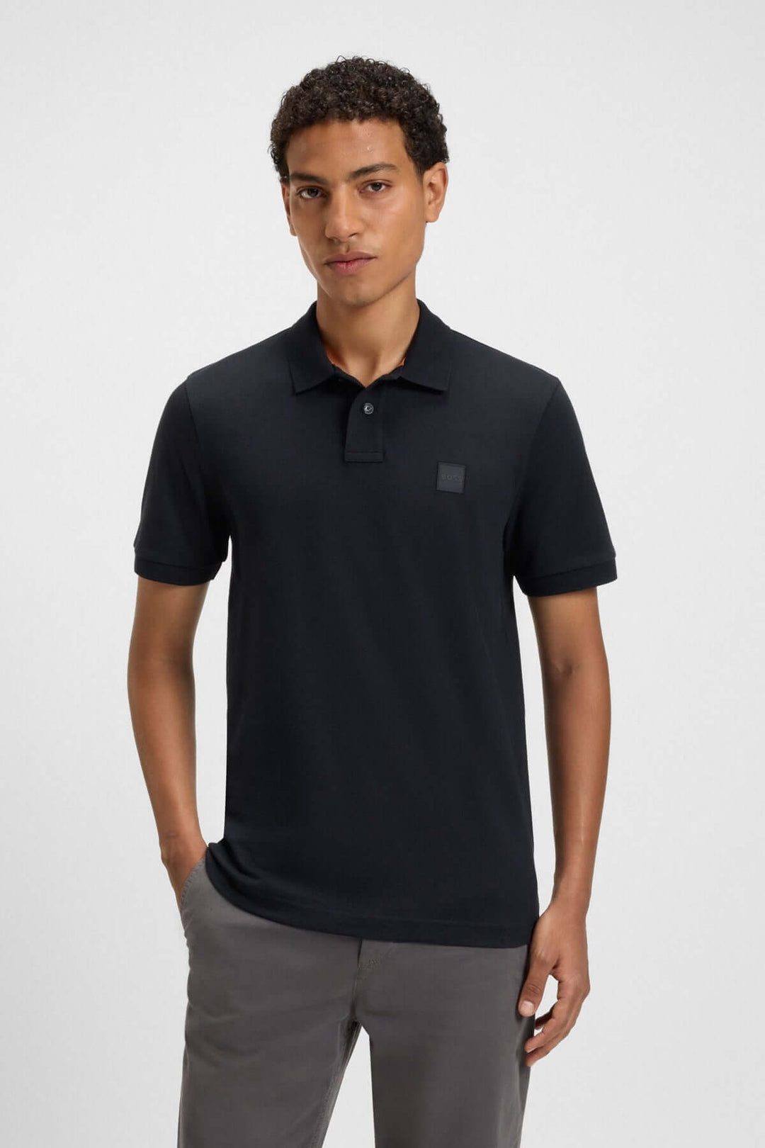 Chandail polo classique à logo Boss, noir, en coton, avec col polo et manches courtes, idéal pour un look chic et décontracté.