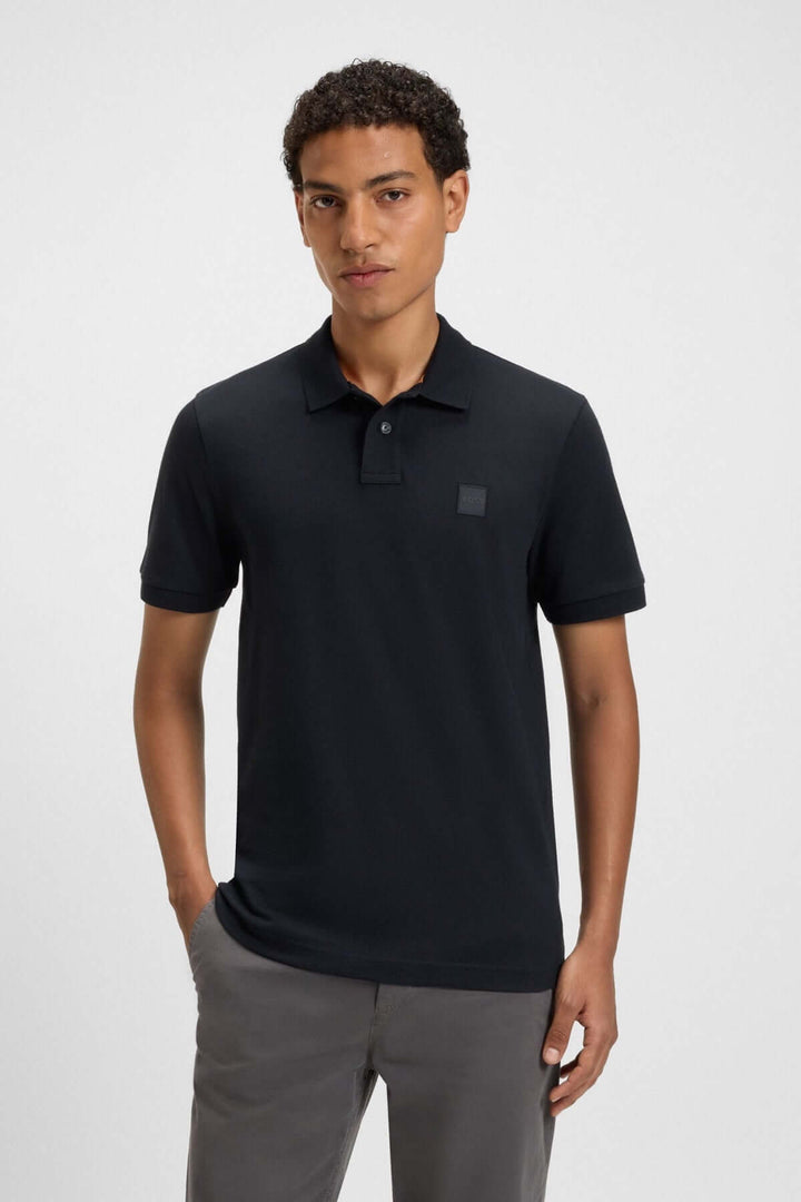 Chandail polo classique à logo Boss, noir, en coton, avec col polo et manches courtes, idéal pour un look chic et décontracté.