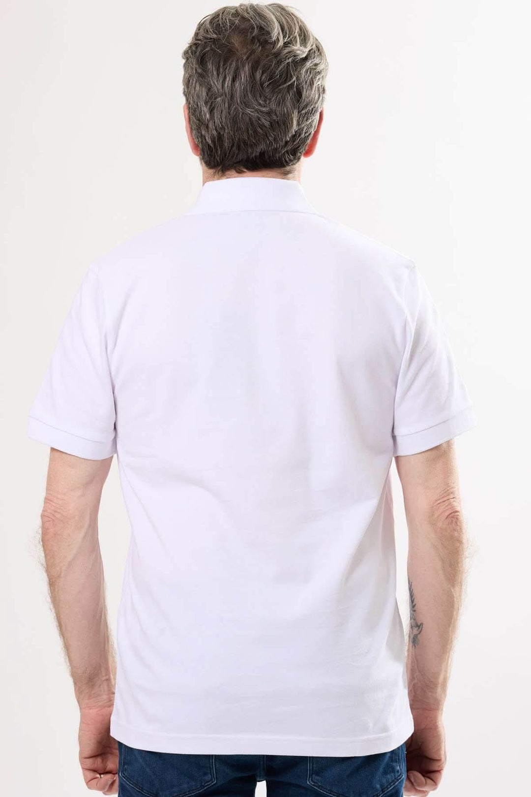 Polo blanc à col avec logo Boss, vue arrière sur un homme.