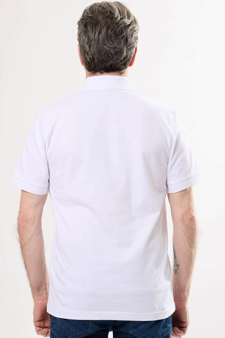Polo blanc à col avec logo Boss, vue arrière sur un homme.