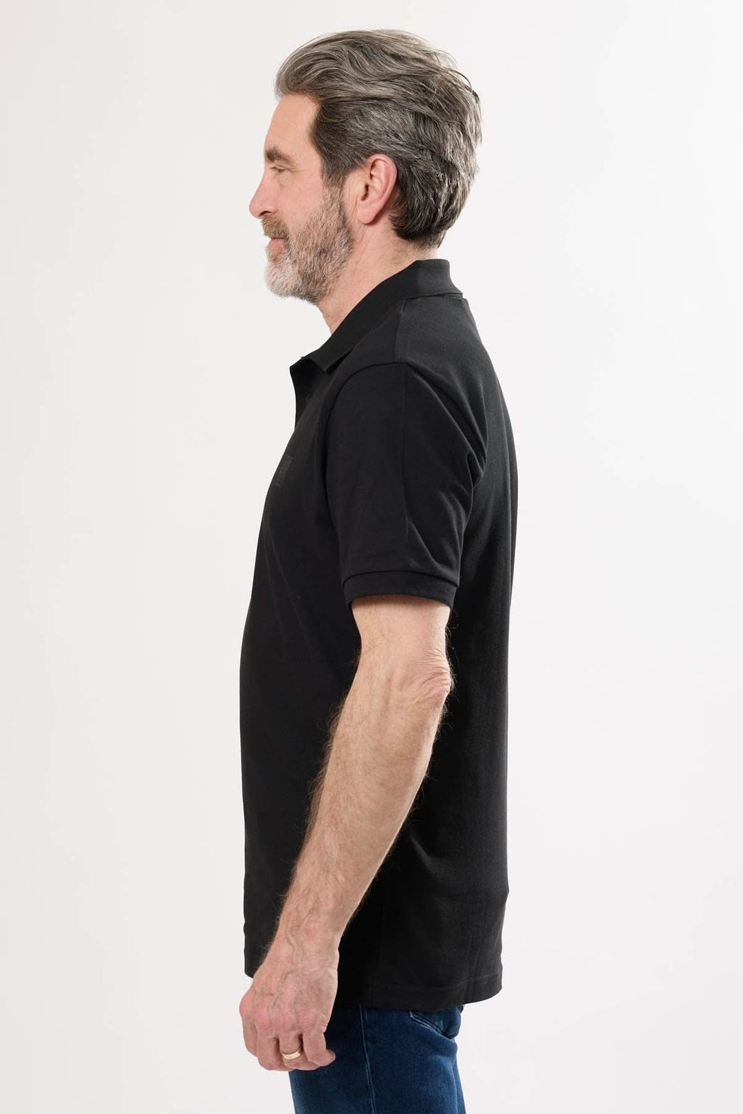 Polo noir à manches courtes avec logo discret BOSS, modèle élégant et confortable, parfait pour un look casual-chic.