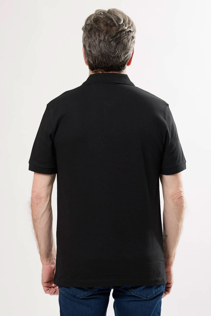 Polo noir à logo discret Boss, vue arrière, manchon court, style casual-chic.