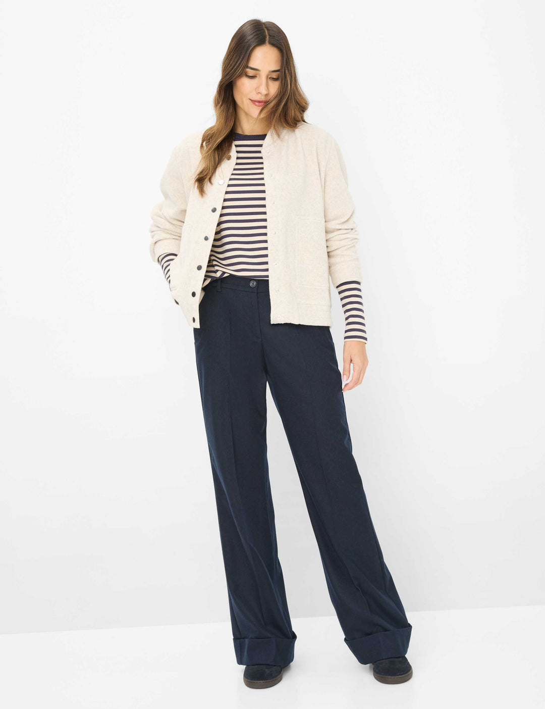 Femme portant Chandail rayé CARINA L avec cardigan beige et pantalon foncé, illustrant un style confortable et polyvalent.