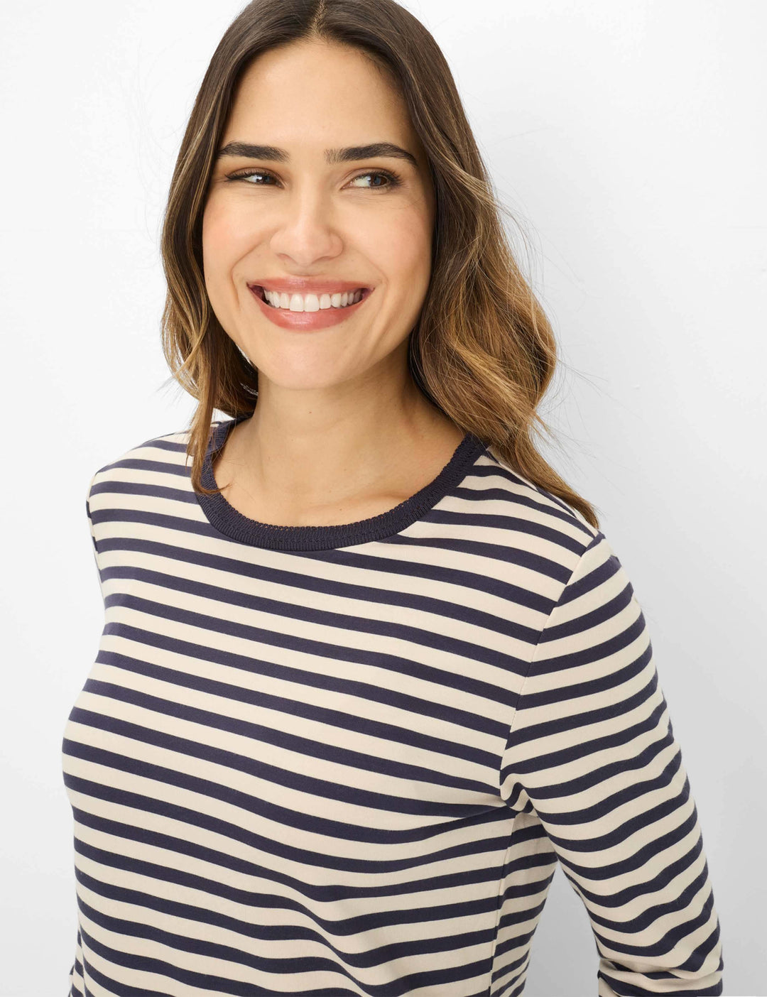 Chandail rayé CARINA L. à manches longues avec encolure contrastée, portée par une femme souriante. Confection douce et extensible.