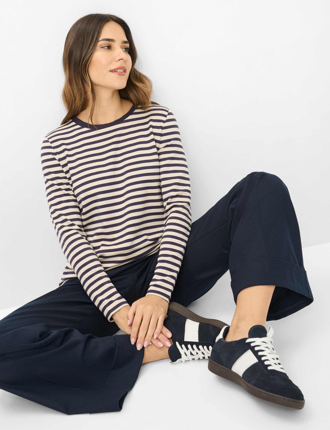 Femme portant le Chandail rayé CARINA L, manches longues, coupe confortable et intemporelle, parfait pour un look quotidien.