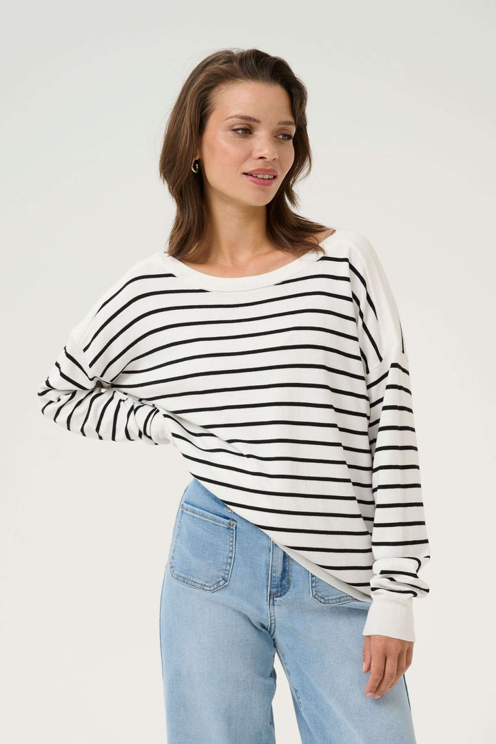 Chandail rayé marin à manches longues et encolure dégagée, parfait pour un look casual-chic.