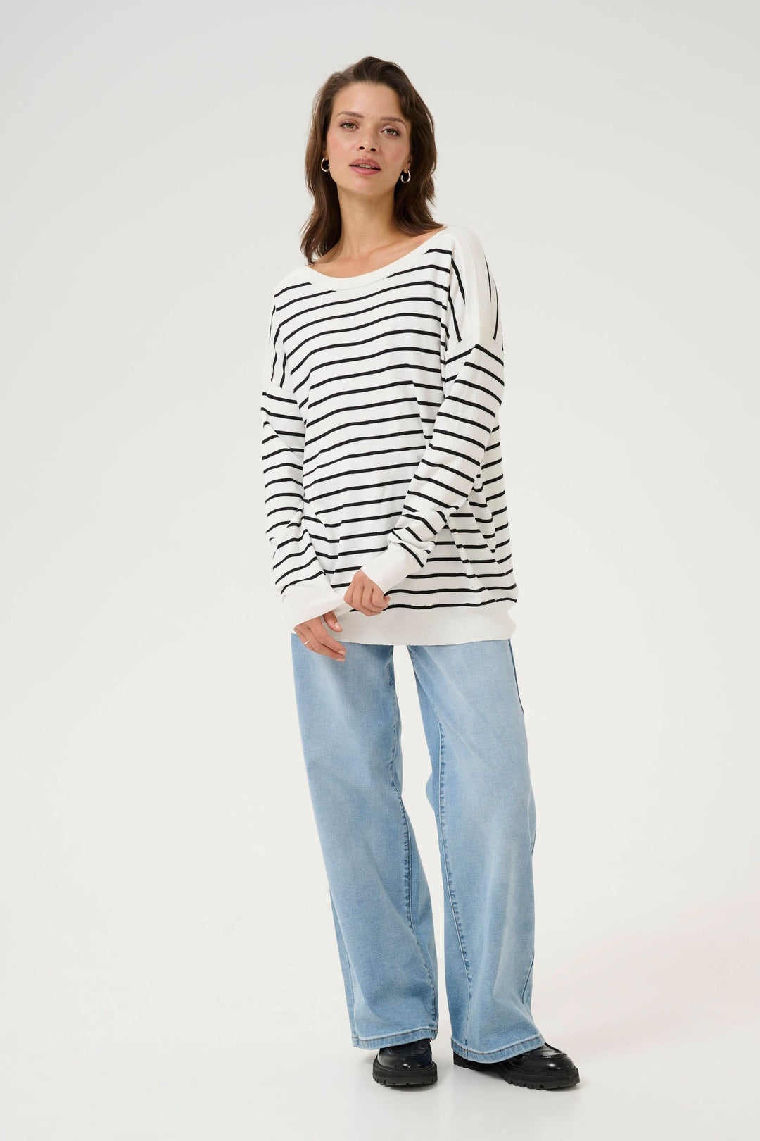 Chandail rayé décontracté avec encolure dégagée et manches longues, parfait pour un look casual-chic.