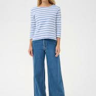 Chandail rayé Nela à manches longues, col bateau, style marin contemporain, idéal pour un look casual chic.