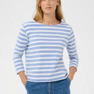 Chandail rayé Nela à manches longues avec col bateau et coupe droite, parfait pour un style marin et casual chic. Rayures bleues et blanches.