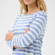 Femme portant le Chandail rayé Nela à manches longues, col bateau et rayures horizontales bleues et blanches, coupe droite casual chic.