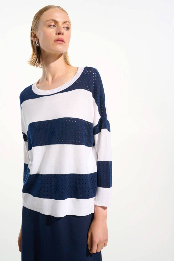 Chandail rayé ajouré avec rayures larges bleu et blanc, coupe ample, idéal pour superpositions, style décontracté et élégant.