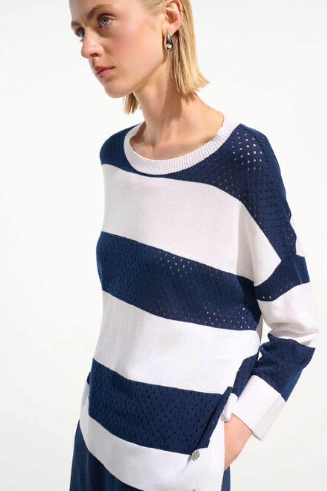 Chandail rayé ajouré, léger avec rayures larges, idéal pour un style chic et confortable, coupe ample et encolure ronde.