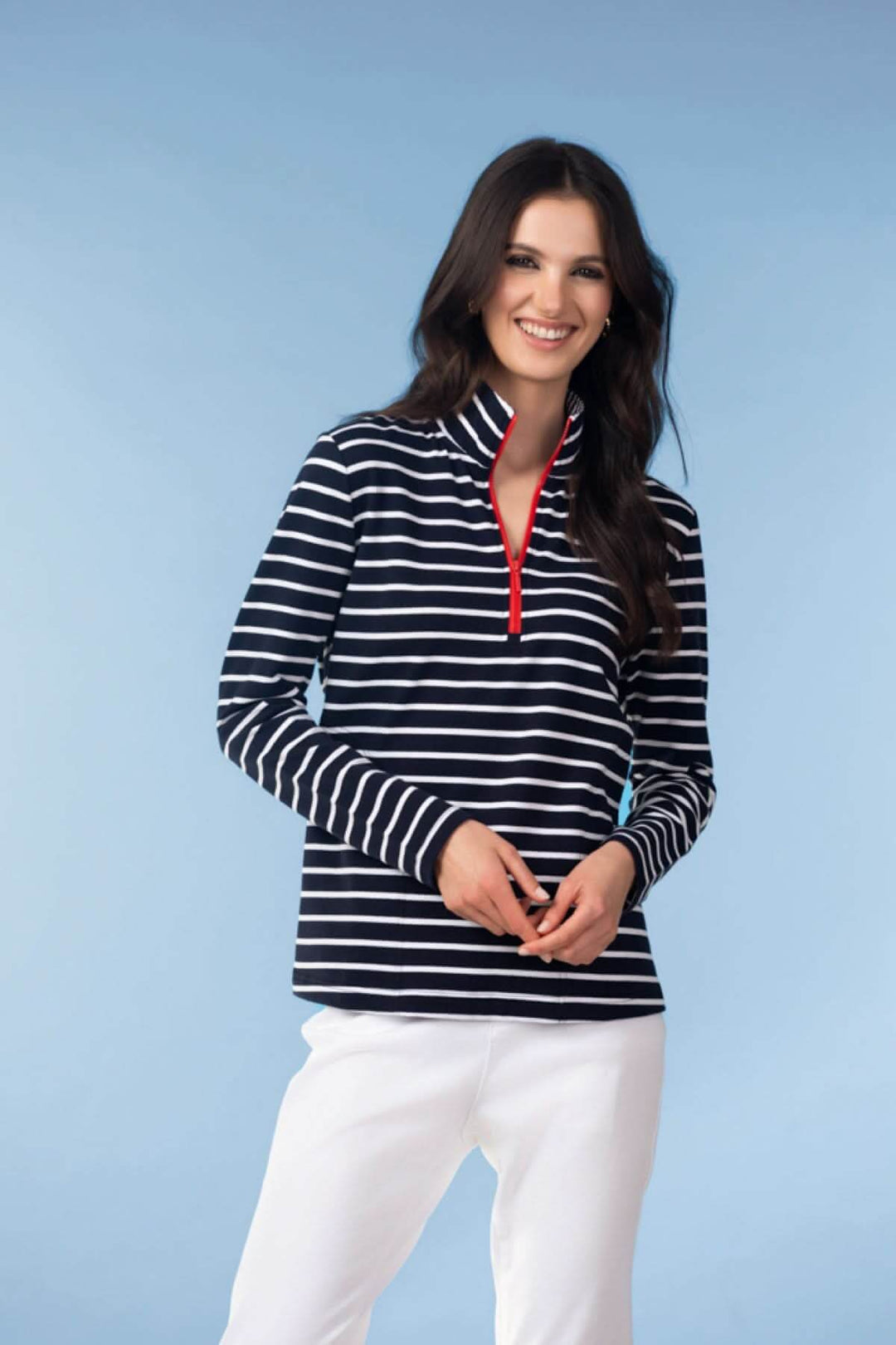 Chandail rayé col montant zippé, manches longues, style sport-chic, fond bleu, fermeture éclair contrastante, rayures horizontales.