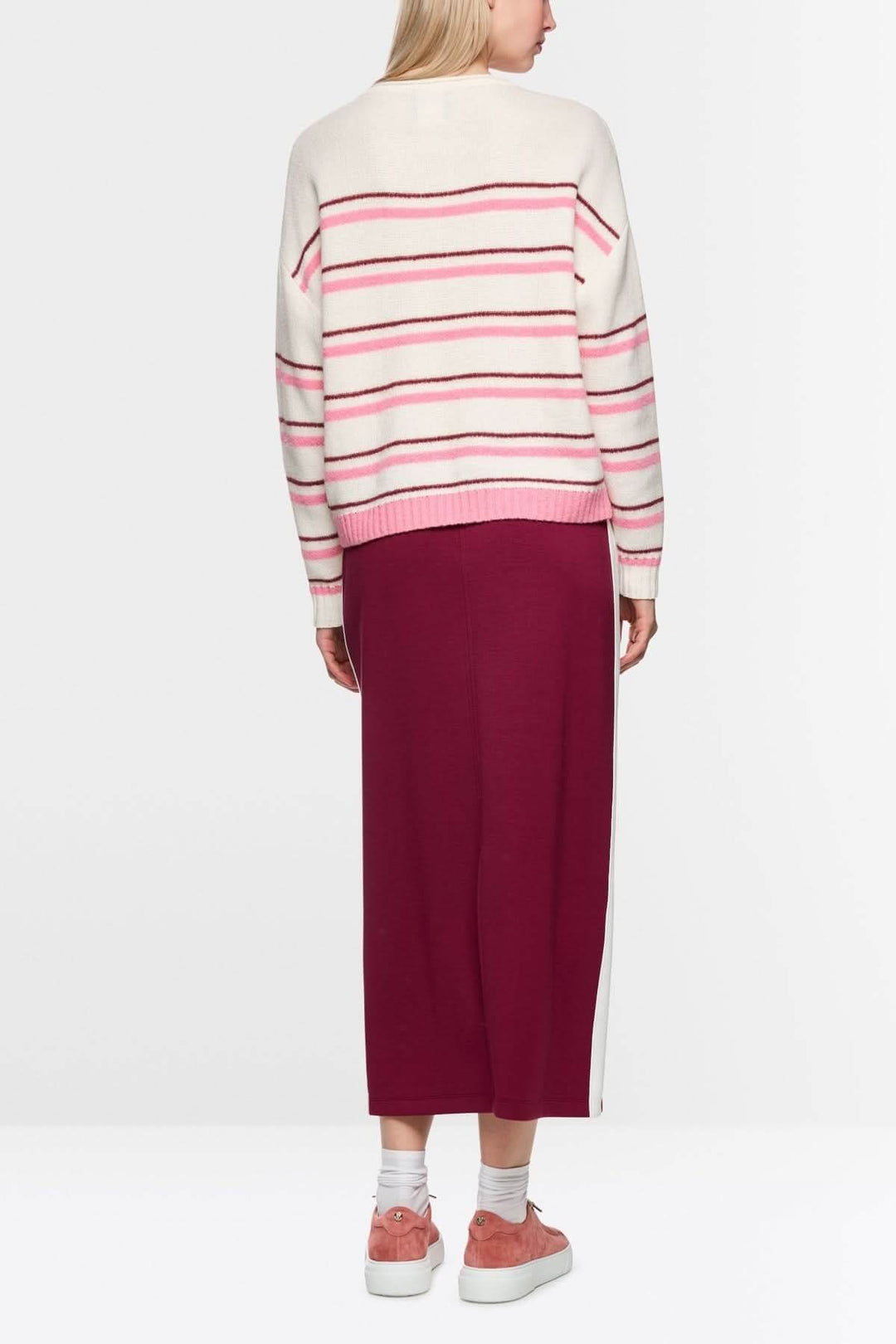 Chandail rayé en maille douce en alpaga et cachemire, coupe ample, encolure ronde, style décontracté et moderne, femme de dos.