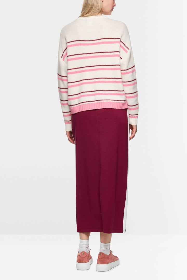Chandail rayé en maille douce en alpaga et cachemire, coupe ample, encolure ronde, style décontracté et moderne, femme de dos.