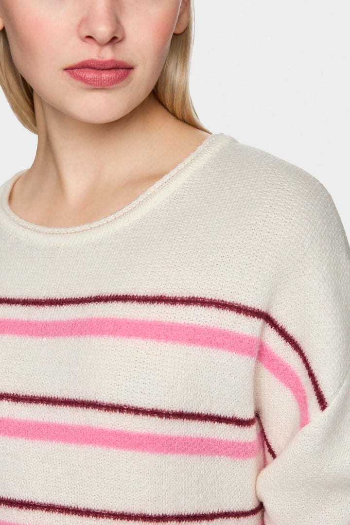Chandail rayé en maille douce avec motifs roses et blancs en alpaga et cachemire, doté d'encolure ronde et épaules tombantes. Décris moi le produit en français.