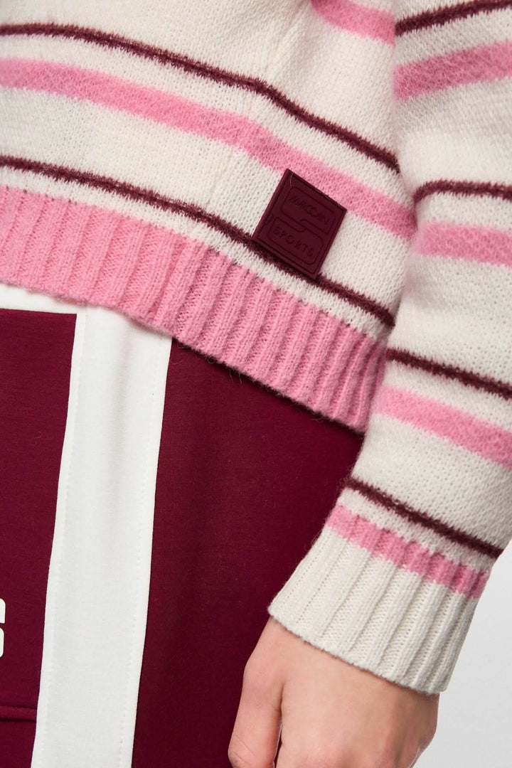 Chandail rayé en maille douce avec motif rose et blanc, texture douce, confectionné en alpaga et cachemire, allure décontractée.