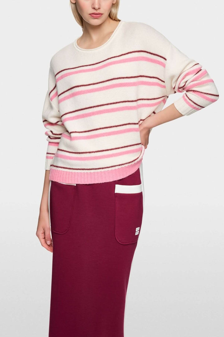 Chandail rayé en maille douce en alpaga et cachemire, coupe ample et moderne avec rayures roses et blanches. Confort luxueux et léger.