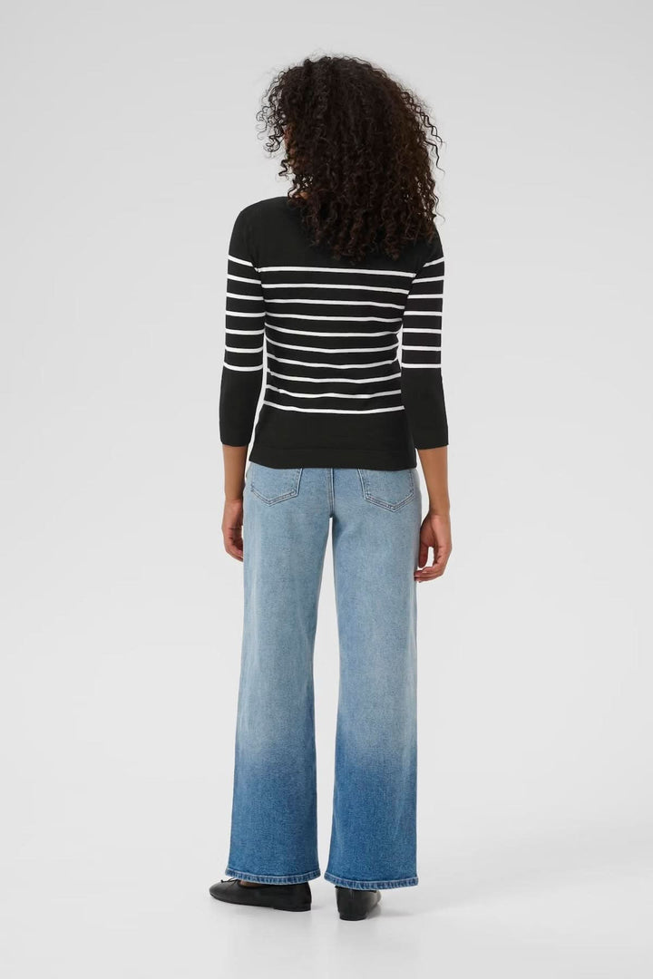 Chandail rayé en maille souple avec manches trois-quarts, porté avec un jean ample, vue arrière.