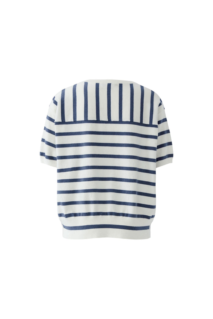 Chandail rayé à manches courtes au style marin, coupe ample et fluide avec motif rayé horizontal bleu sur fond blanc.