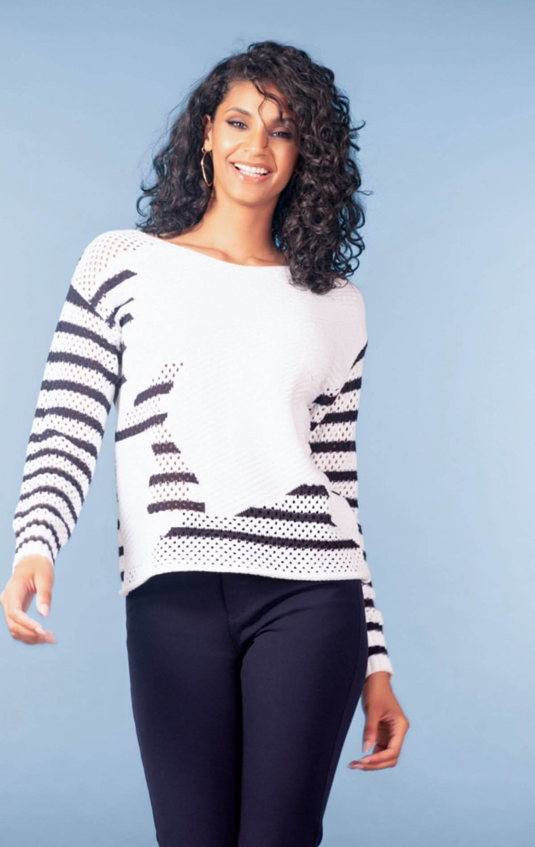 Femme portant un chandail rayé manches trois-quarts, style moderne et confortable pour bureau ou sorties décontractées.