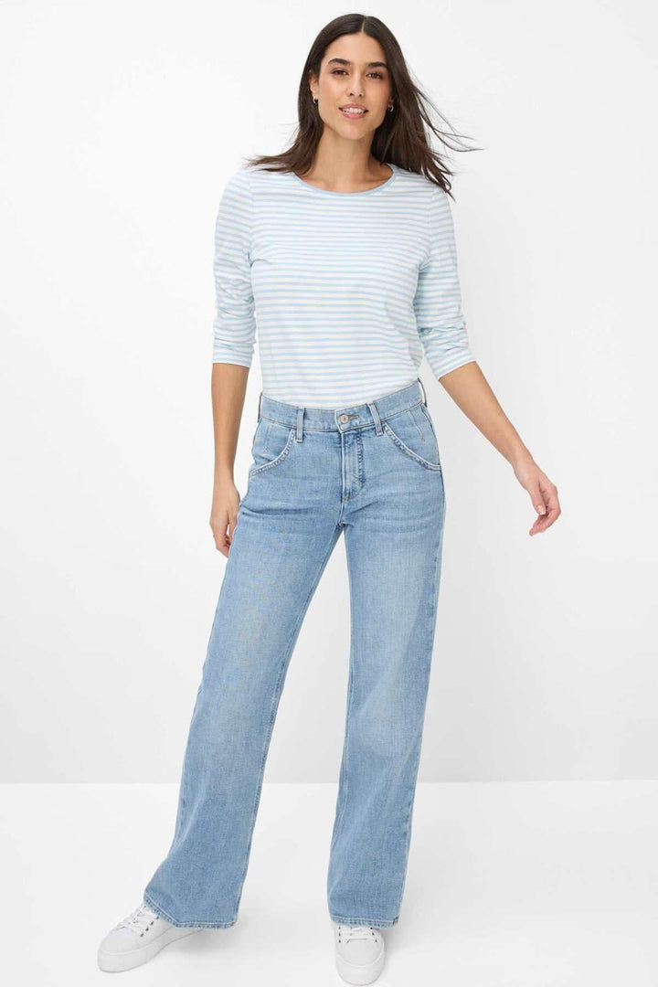 Femme portant le chandail à rayures BONNIE avec jeans décontractés, style élégant et sportif.
