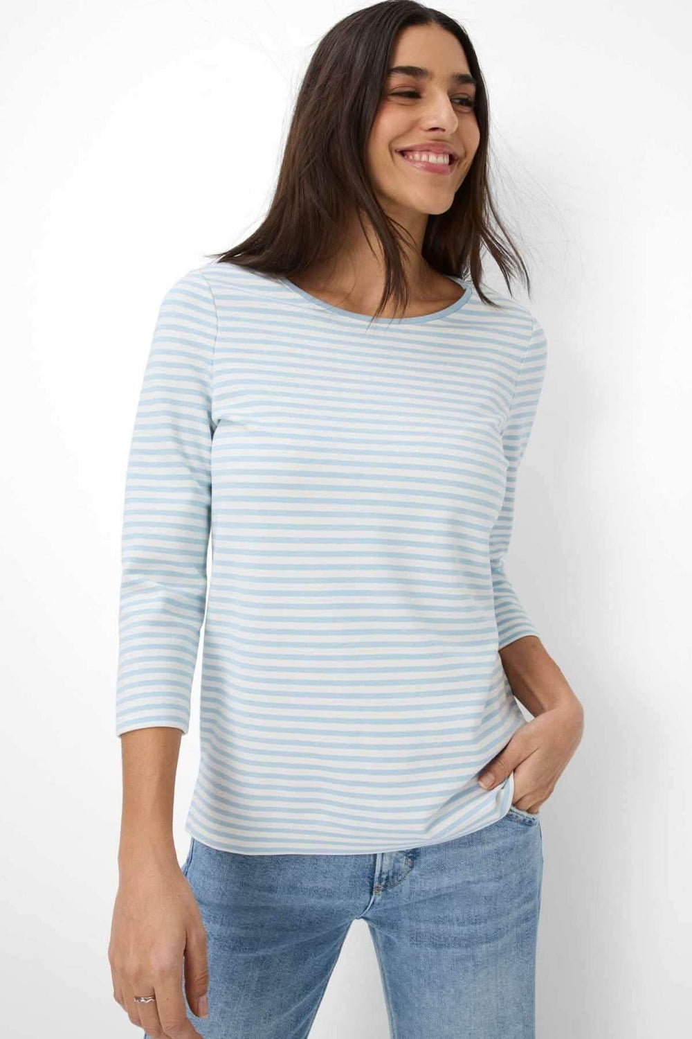 Femme souriante portant un chandail à rayures BONNIE, manches 3/4, style classique et confortable.