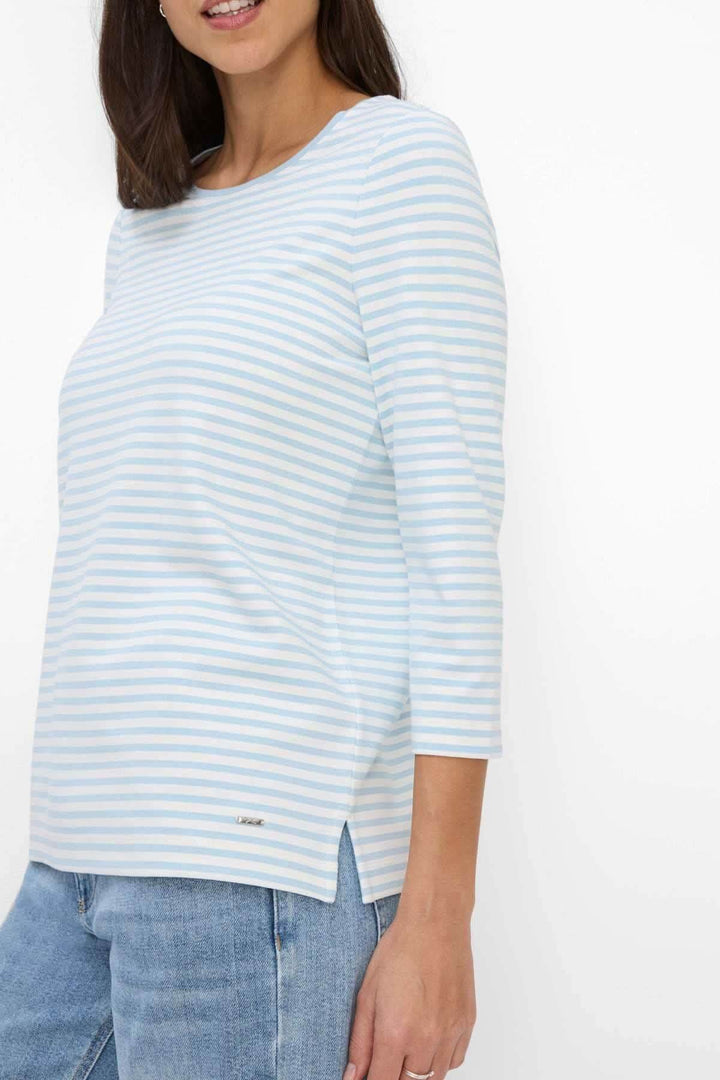 Femme portant un chandail rayé BONNIE à encolure ronde et manches 3/4, style élégant et décontracté.