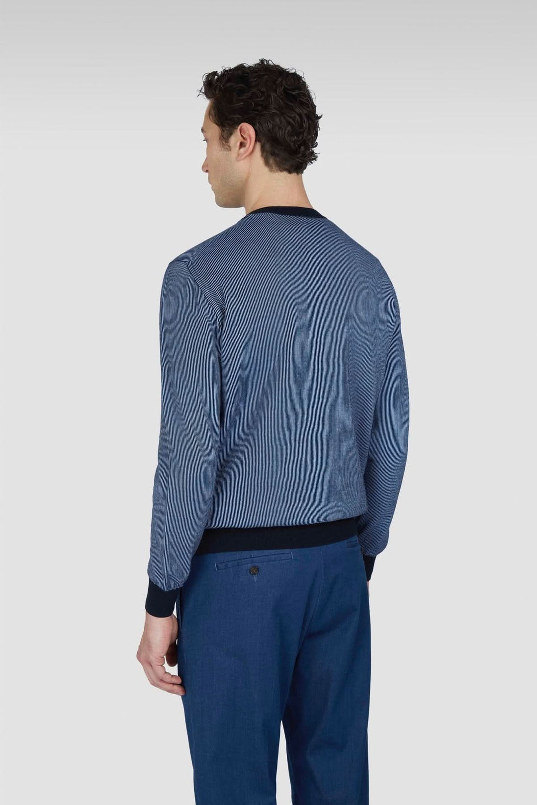 Chandail bleu marine à rayures avec encolure ronde et bordures côtelées, vue de dos.