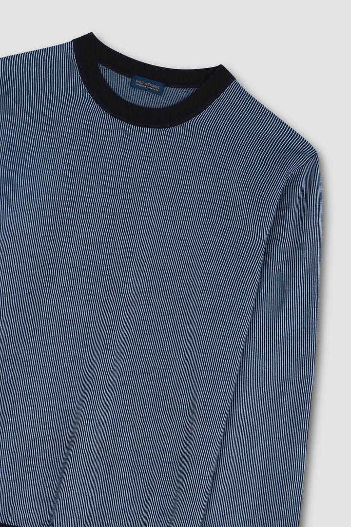 Chandail à rayures bleu marine avec encolure ronde et bordures noires, idéal pour un look élégant en mi-saison.