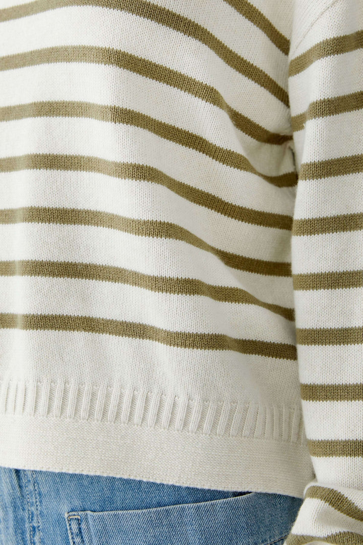 Chandail à rayures en maille douce avec motif classique sur jean, coupe décontractée et bordures côtelées pour un style intemporel.